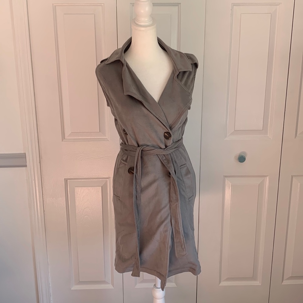 NWT Sincerely Jules belted sleeveless dress. Size Small.